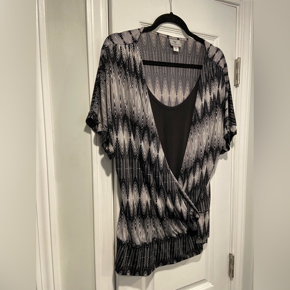 Worthington Size XL Black White Geometric Wrap Front Short Sleeve Stretch Blouse - Picture 4 of 10